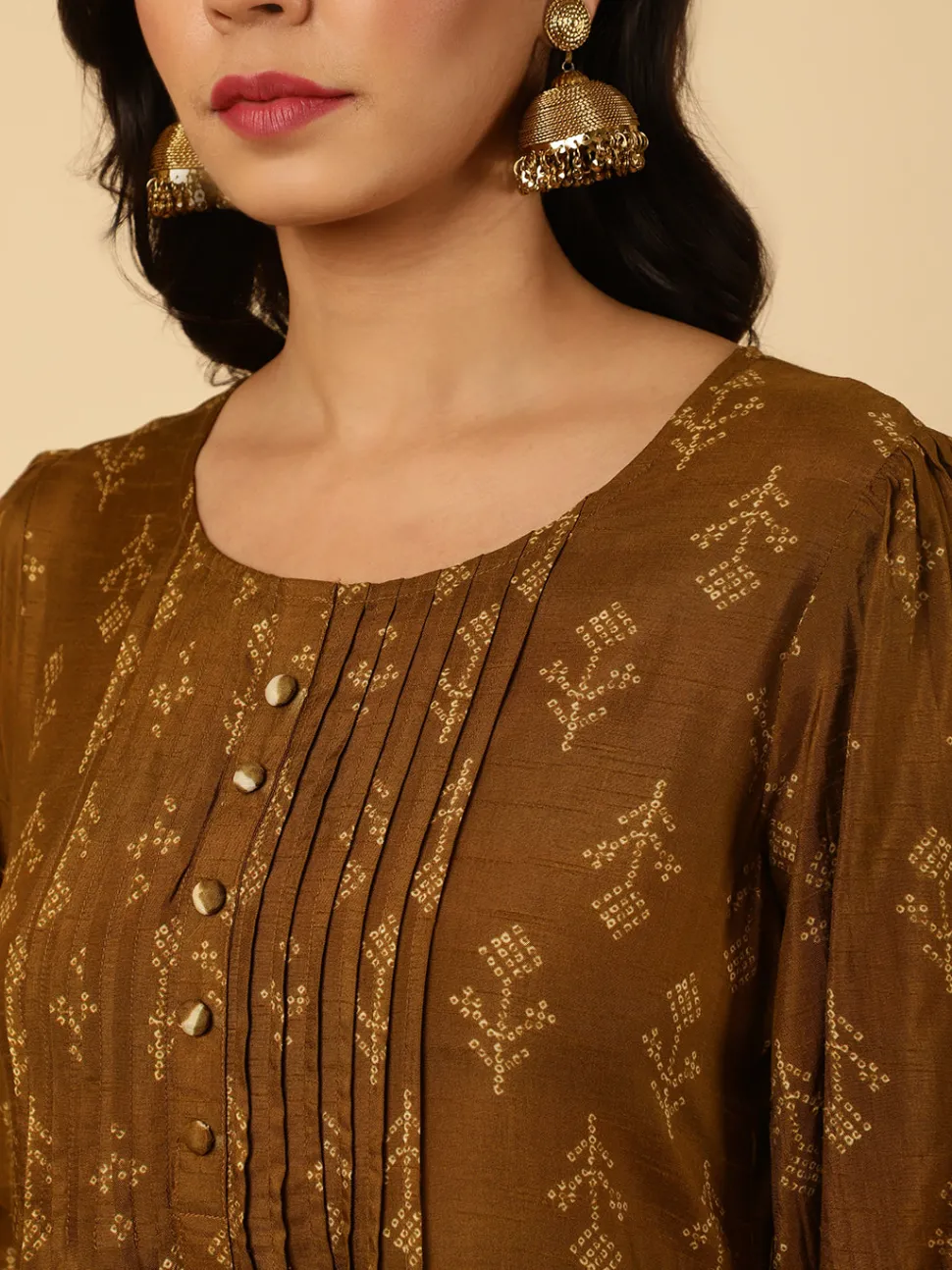 brown_dola_silk_pleated_bandhani_kurta_with_palazzo_and_dupatta_6.webp Jaipur Kurti Dola Silk Pleated Bandhani Kurta With Palazzo And Dupatta